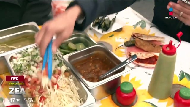 Gerardo Burgoa desayuna en tacos Juan en Monterrey, Nuevo León