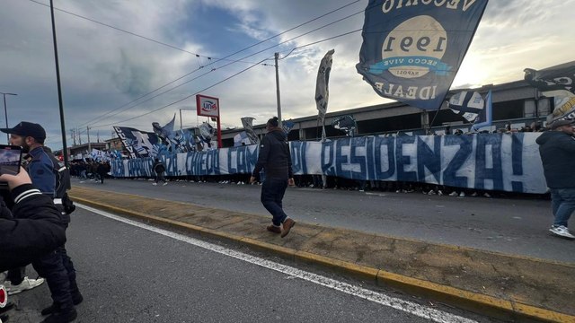 Cori e fumogeni, una marea di tifosi spinge il Napoli verso Bergamo