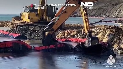 Mar Nero, costruita una barriera per contenere la fuoriuscita di petrolio dalla petroliera russa