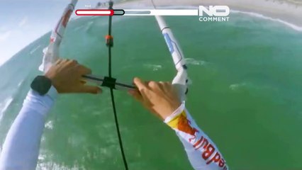 راكب أمواج هوائية يحقق قفزة تاريخية فوق طائرة في كيب تاون