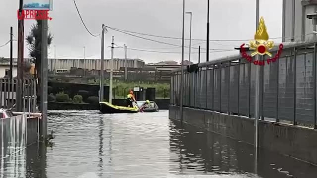 Maltempo a Catania, allagamenti a Misterbianco: vigili del fuoco salvano un uomo bloccato in auto