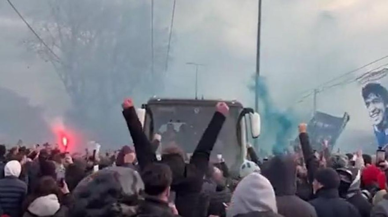 Napoli, che bolgia! Centinaia di tifosi salutano il pullman in partenza per Bergamo