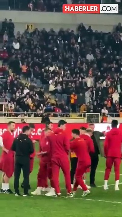 Maç öncesi olay: Sahaya giren taraftar, Galatasaraylı futbolcuların arasına daldı
