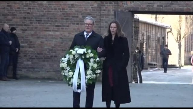 Starmer in visita al campo di concentramento di Auschwitz-Birkenau