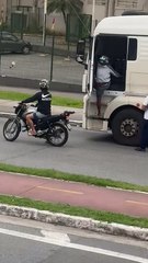 Caminhoneiro é assaltado por dupla armada enquanto aguardava para descarregar em mercado de Santos;VÍDEO