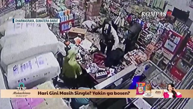 Terekam CCTV! Aksi Komplotan Perampok Todongkan Senjata Api ke Kasir Toko di Dharmasraya