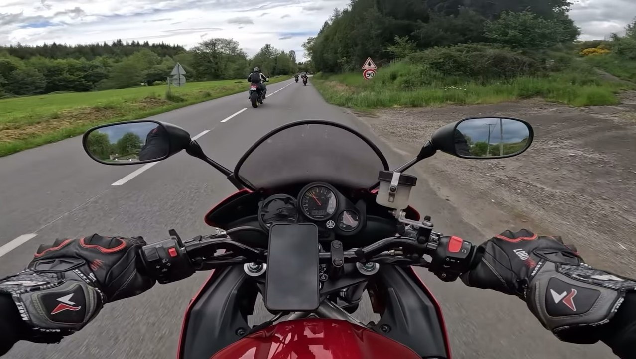 Quand ta femme est aussi folle que toi 😅 #moto #humour