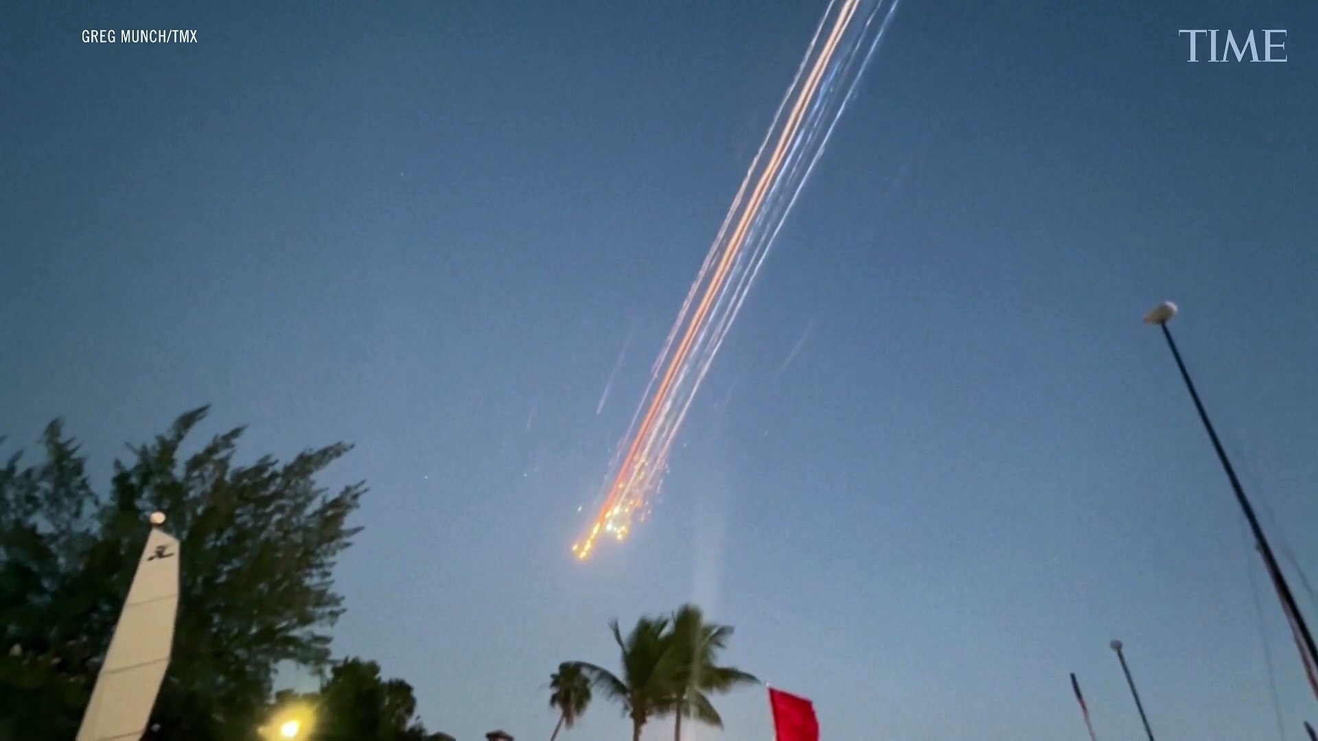 ⁣Family Vacationing in Grand Turks Islands Films Debris From Space X Flying Overhead