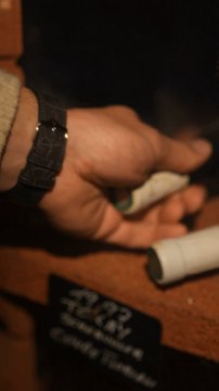 DES BÉBÉS SUR LES BOUTEILLES DE VINS ? 👶🍾 Une tradition pas comme les autres ! 👀 Et vous, quelle est votre bouteille la plus originale qui trône dans votre cave ? 🥇