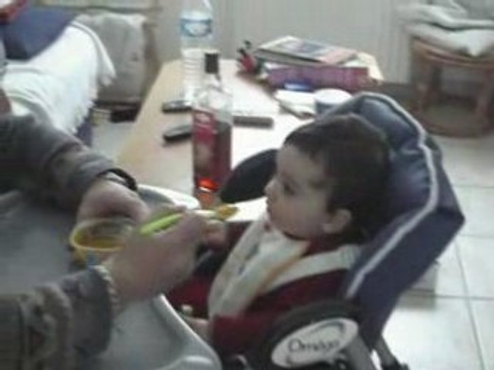 Antoine mange, papa chante