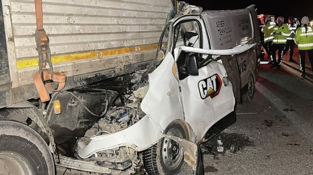 Kamyonet TIR'a ok gibi saplandı: 1 ölü, 1 yaralı