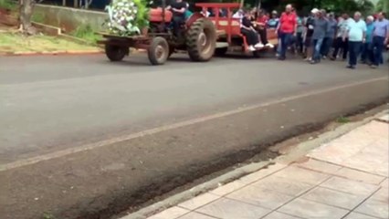 Corpo de ex-vereador é levado de trator para cemitério em Grandes Rios