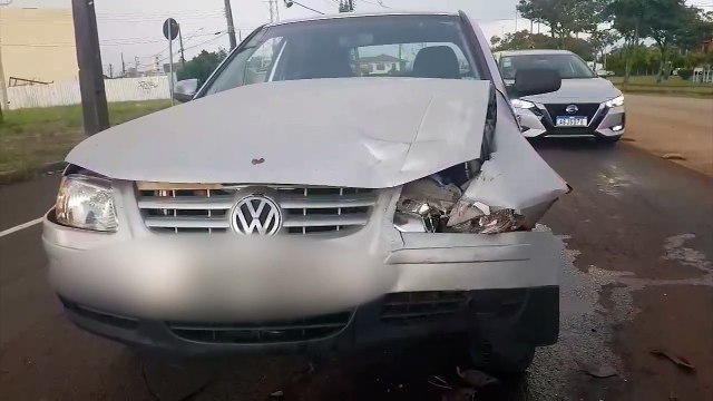 Gol e Civic se envolvem em acidente na Avenida Tancredo Neves