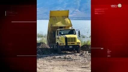 Delegado de San Juan Cosalá tira escombro en lago de Chapala; asegura que no es ilegal