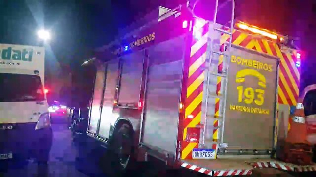 Moradores se assustam com fogo em madeiras e acionam os Bombeiros no Veneza