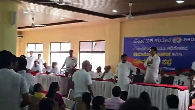 ಸತೀಶ ಜಾರಕಿಹೊಳಿ ಬೆಂಬಲಿಗರ ಗಲಾಟೆಗೆ ಸುಸ್ತಾದ ಸುರ್ಜೇವಾಲಾ: ಸುಮ್ಮನೆ ಕುಳಿತ ಸತೀಶ..!