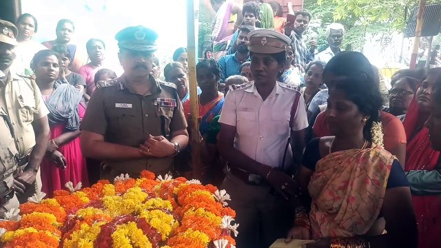 பணியில் இருந்தபோது உயிரிழந்த போக்குவரத்து காவலருக்கு மரியாதை செலுத்திய ஆவடி ஆணையாளர் 21 குண்டுகள் முழங்க அரசு மரியாதையுடன் உடல் தகனம் செய்யப்பட்டது