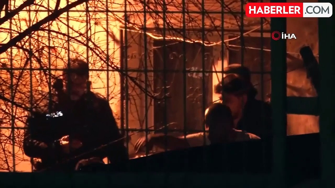 Beyoğlu'nda yangın paniği: 3 gecekonduda maddi hasar oluştu