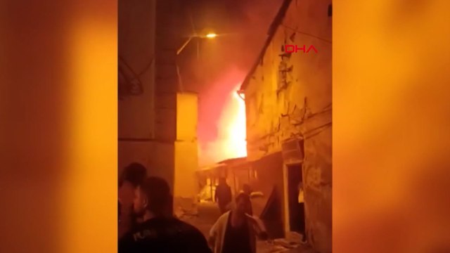 Gecekonduda çıkan yangın diğer evlere sıçradı! Korku dolu anlar kamerada