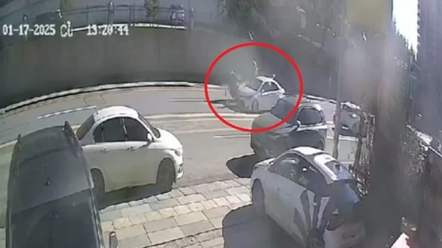 Ankara'da feci kaza! Motokurye metrelerce havada savruldu! O anlar kamerada