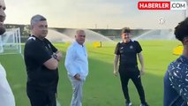 Fatih Terim kolunda servet taşıyor