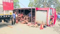 गैस सिलेंडरों से भरा ट्रक पलटा, उज्जैन बड़ा हादसा टला: इंडियन ऑयल बॉटलिंग प्लांट में