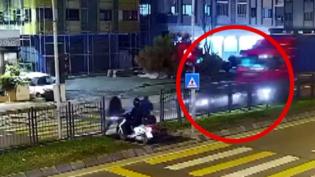 TIR'ın çarptığı otomobil hurdaya döndü! O anlar kamerada