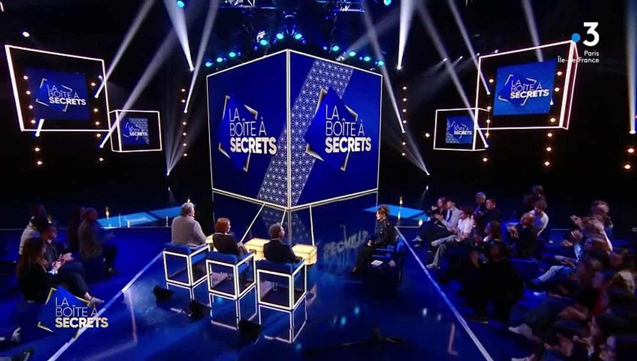 Stéphane Bern n'a pu retenir ses émotions lorsqu'il a évoqué la récente disparition de son frère et de son père.