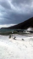 Il video delle mareggiate che distruggono il porto di Vulcano