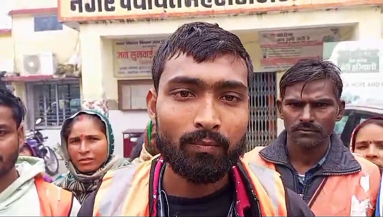 अलाव जलाने गए दलित सफाई कर्मी ने लगाया दरोगा पर मारपीट का आरोप, सफाईकर्मियों ने कार्रवाई को लेकर किया प्रदर्शन
