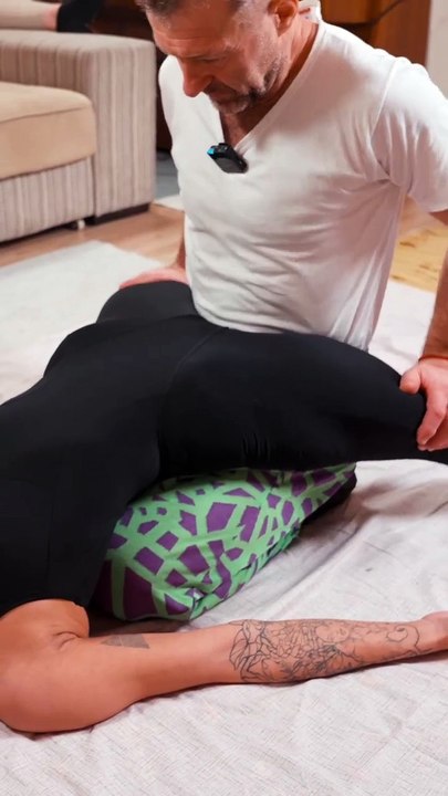 Deep tissue back massage and chiropractic adjustments #massagetherapist #chiropractor #massage #asmrmassage #deeptissuemassage #backcrack #chiropractic #chiropracticadjustment 11