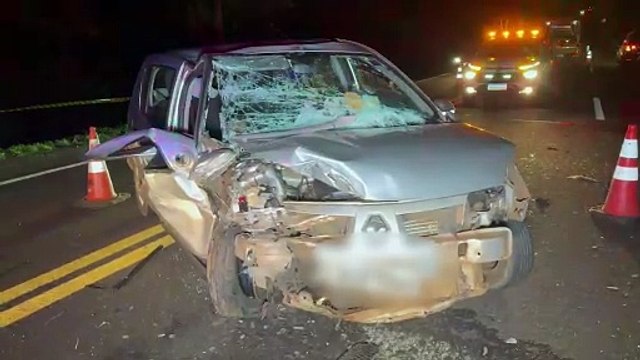 Classic teria invadido pista contrária antes de colidir com Sandero na BR-277; duas pessoas morreram