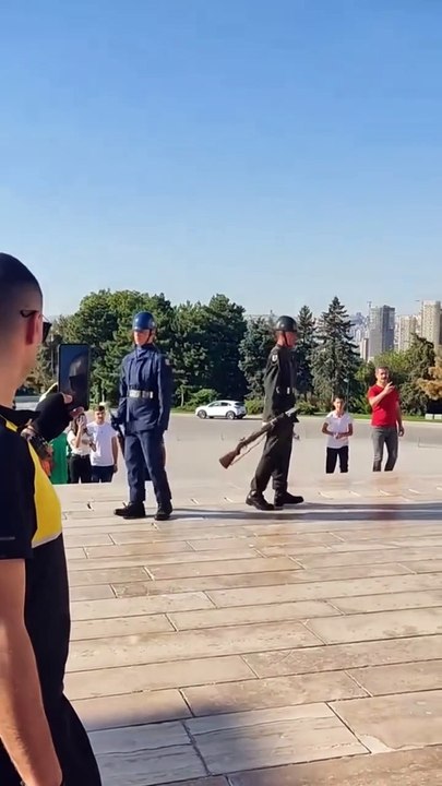 Türk Askeri Anıtkabirde Nöbet Tutuyor