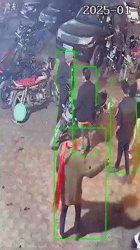 शराब दुकान के बाहर चाकू लहराते आरोपी सीसीटीवी में हुई कैद , सीसीटीवी में चाकू लहराते आरोपियों को जब पुलिस ने पकड़ा तो पुलिस ने निकाला आरोपियों का जुलूस।