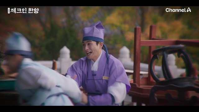 꿀이 뚝뚝~ 떨어지는 표정으로 김지은을 쳐다보는 정건주, 정건주가 신경 쓰여서 뚝딱거리는 배인혁 그리고 그걸 바라보는 박재찬