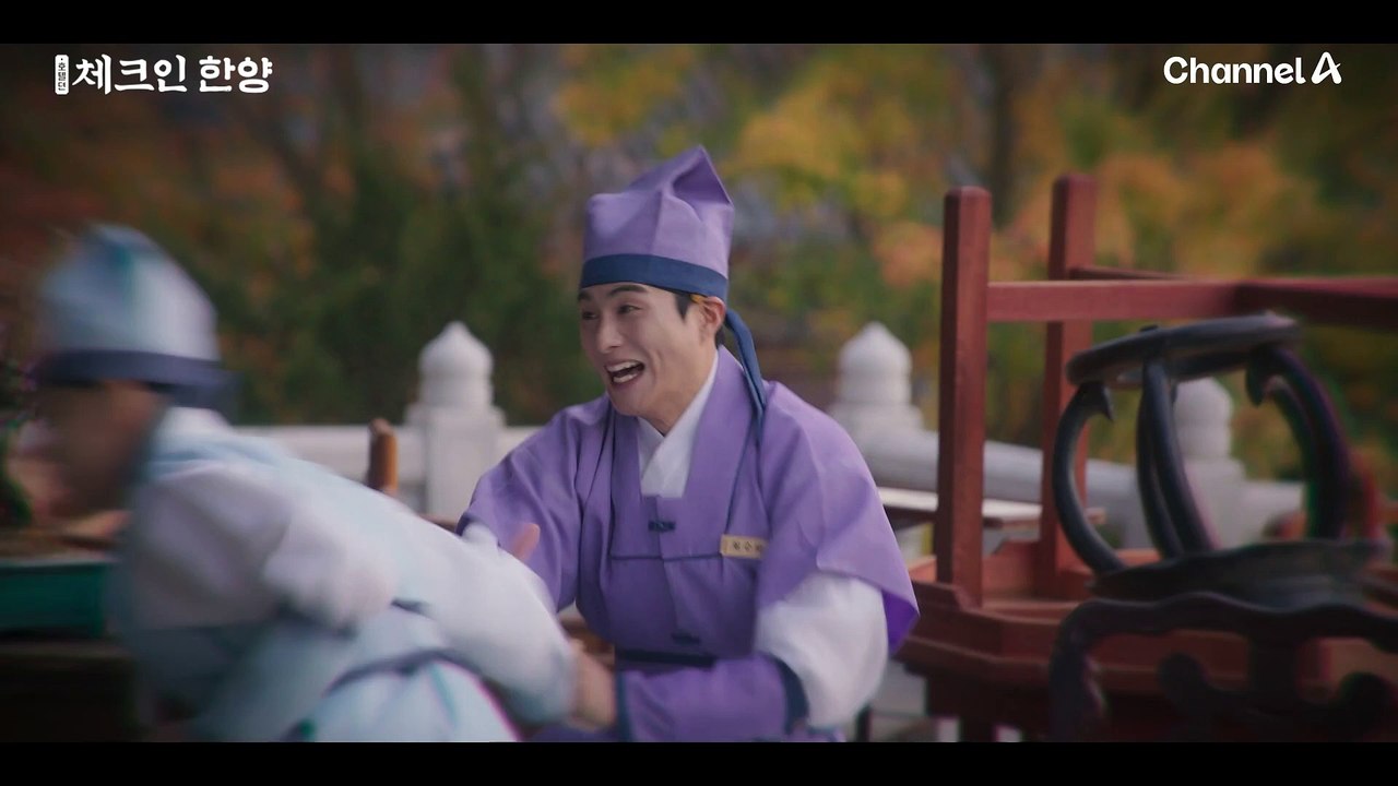 꿀이 뚝뚝~ 떨어지는 표정으로 김지은을 쳐다보는 정건주, 정건주가 신경 쓰여서 뚝딱거리는 배인혁 그리고 그걸 바라보는 박재찬