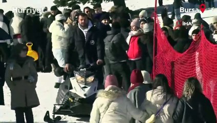 Uludağ'da tatil yoğunluğu: Kayakçılar birbirine girdi