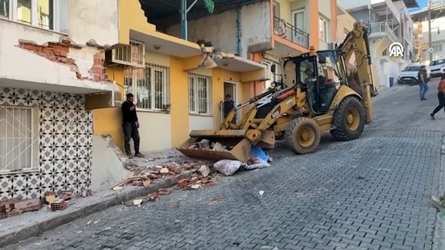 İzmir'de freni boşalan kamyon önüne çıkan her şeyi biçti!