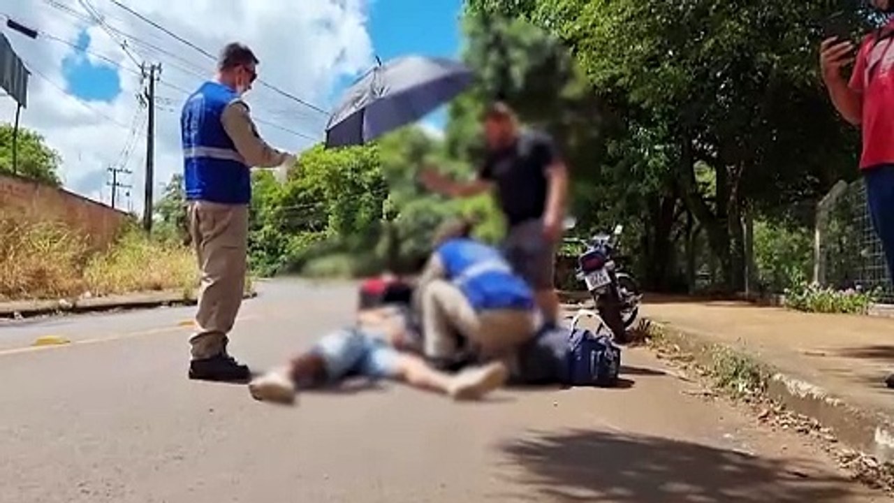 Acidente de moto na Rua Otom Mader deixa jovem de 29 anos ferido