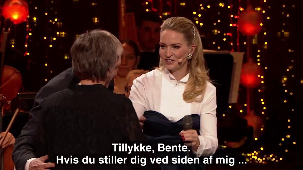Overrasket midt i tv-show: Du skal være mormor! @ DRs Store Juleshow |2017| DR