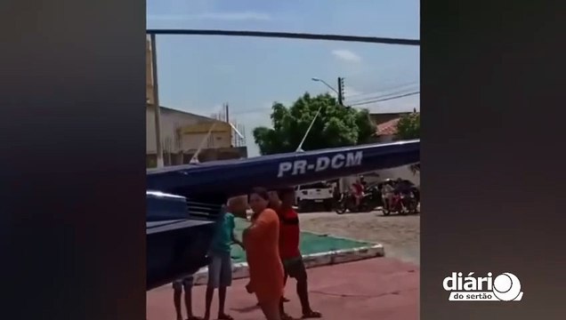 helicóptero pousa em praça de cidade do Sertão e chama atenção da população