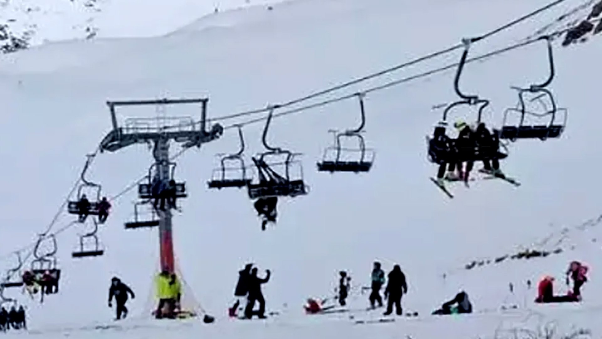 Varios heridos en un accidente en un telesilla de una pista de esquí de Astún, Huesca