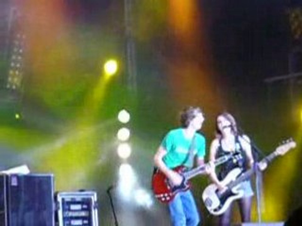 The Subways "Holiday" live @ La Fête de L'Huma ( sept 06 )