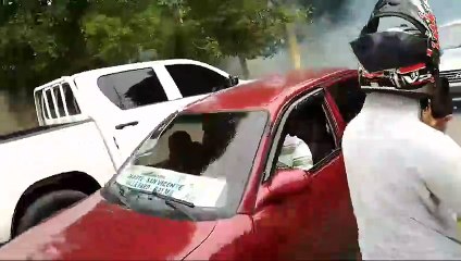 Policía enfrenta a bombazos a comunitarios que reclamaban al presidente Abinader evitar desalojo masivo en SDE