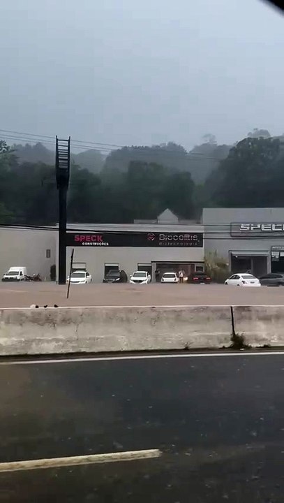 Chuvas que atingem Santa Catarina deixam desalojados e cidades em situação de emergência; assista