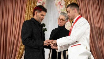 Finale di sfilata a sorpresa: gli stilisti escono sulla passerella e si sposano