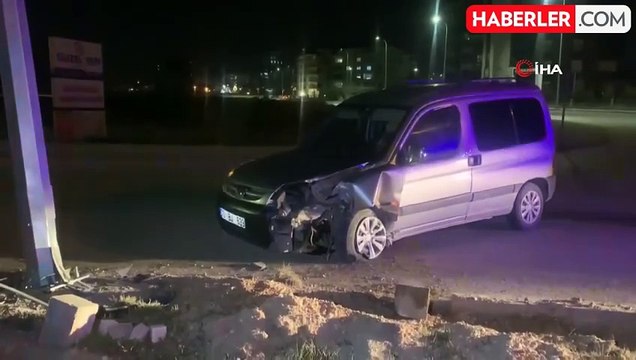 Karaman'da Hafif Ticari Araç Aydınlatma Direğine Çarptı