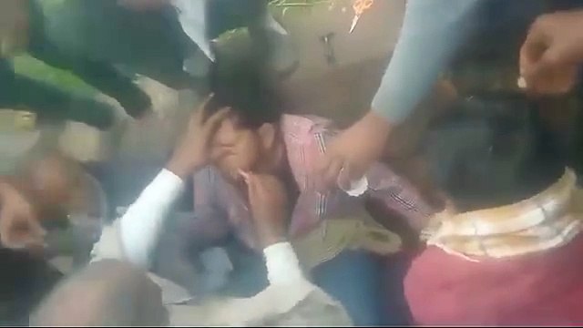 लड़की से सगाई नहीं करना लड़का पक्ष को पडा भारी नाराज ग्रामीणों ने लडका पक्ष को बनाया बंधक, लडके के काटे मूंछ बाल