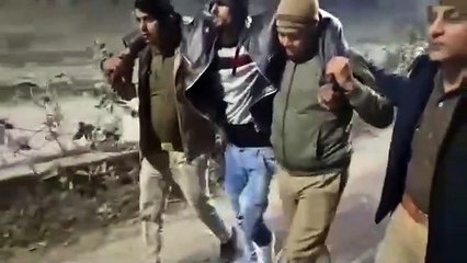 पुलिस और हत्या लूट जैसे संगीन अपराधो में वांछित शातिर बदमाश में मुठभेड़ पैर में गोली लगने से बदमाश घायल