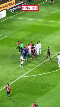 JAMES recibiendo atención médica después del PENALque le COMETIÓ CAMILO VARGAS
